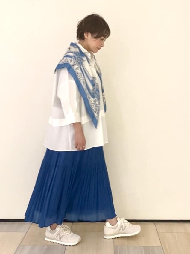 mari_831さんの「UNTITLED｜【手洗い／88cm正方形】エンブレムプリントスカーフ」を使ったコーディネート