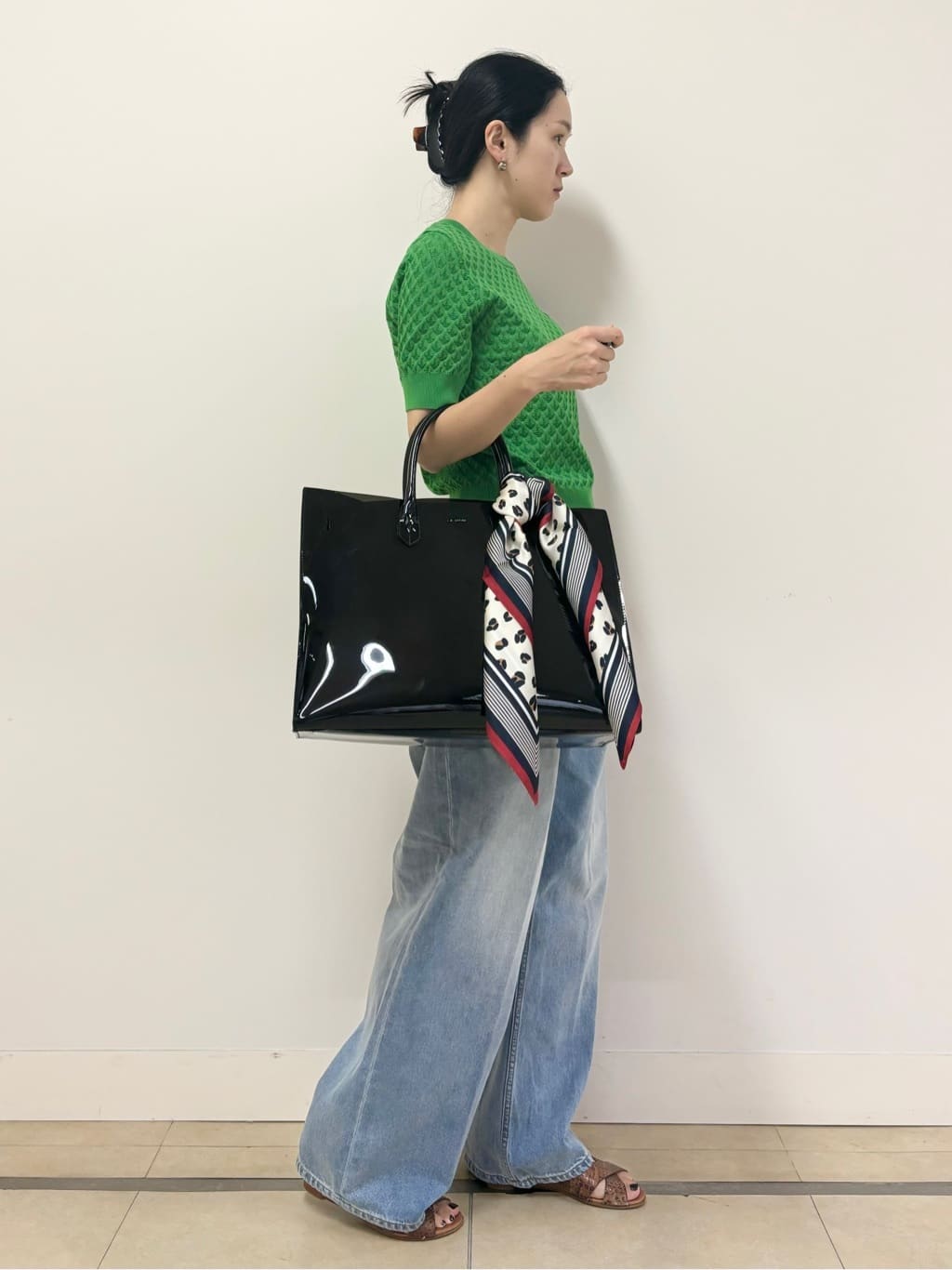 YOKOTAさんの「DRESSTERIOR｜ヴィンテージ加工ワイドデニムパンツ」を使ったコーディネート