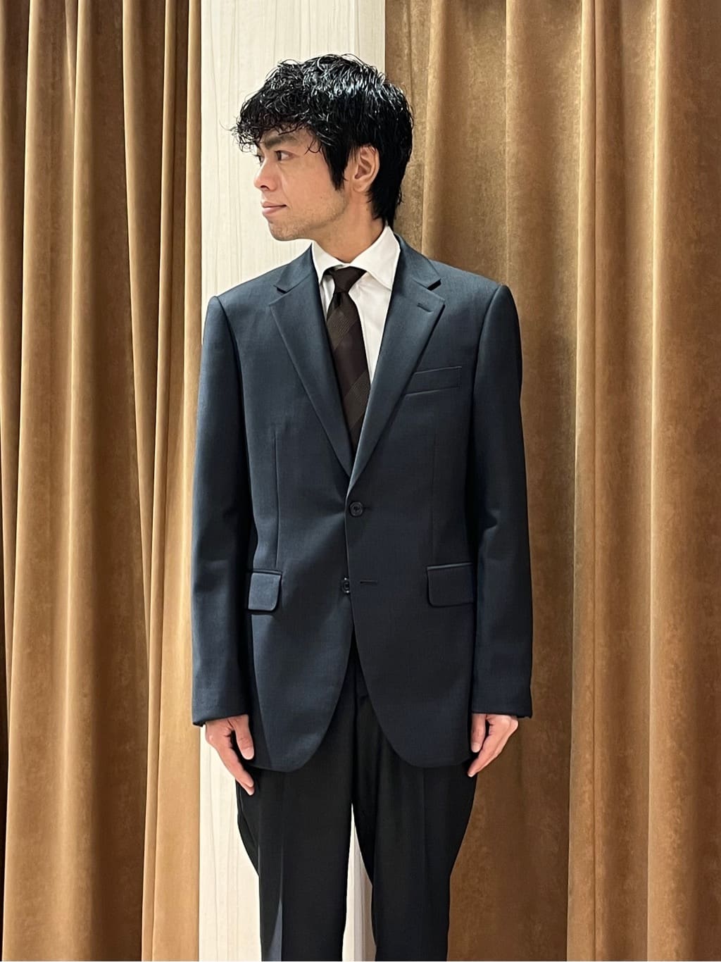URAさんの「TAKEO KIKUCHI｜【Three by Three】シャイニーシャークピンヘッド スーツ/3ピース対応可」を使ったコーディネート