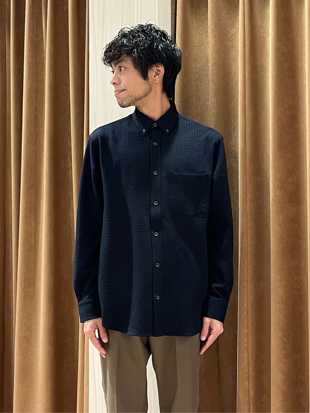 URAさんの「TAKEO KIKUCHI｜【抗菌防臭/シーズンレス】シアサッカー ジャージシャツ」を使ったコーディネート