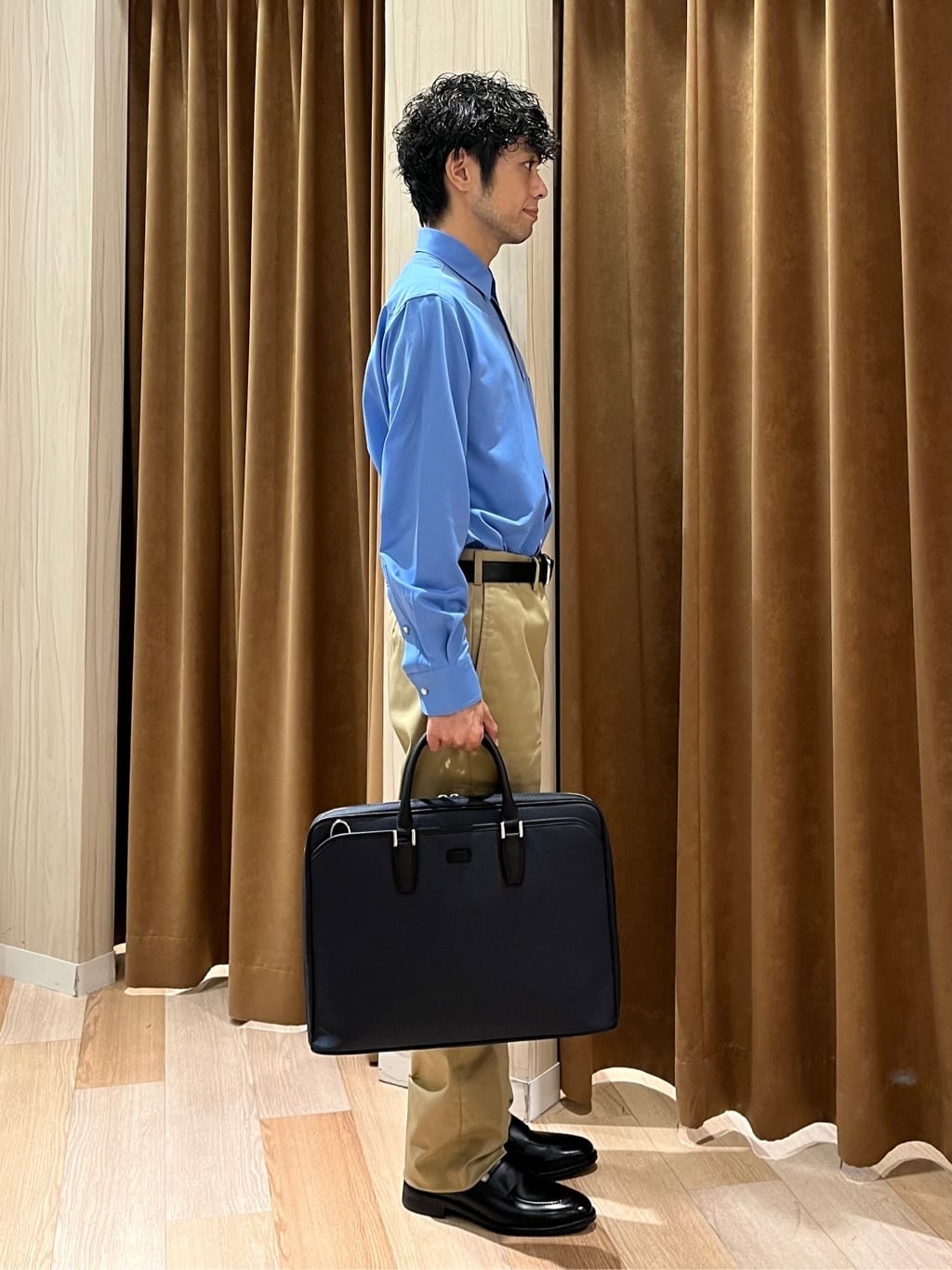 URAさんの「TAKEO KIKUCHI｜【オフィスカジュアル対応】ドレス チノパンツ」を使ったコーディネート