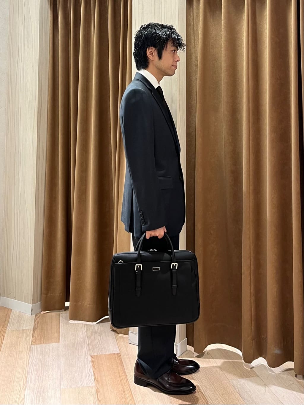 URAさんの「TAKEO KIKUCHI｜【Three by Three】シャイニーシャークピンヘッド スーツ/3ピース対応可」を使ったコーディネート