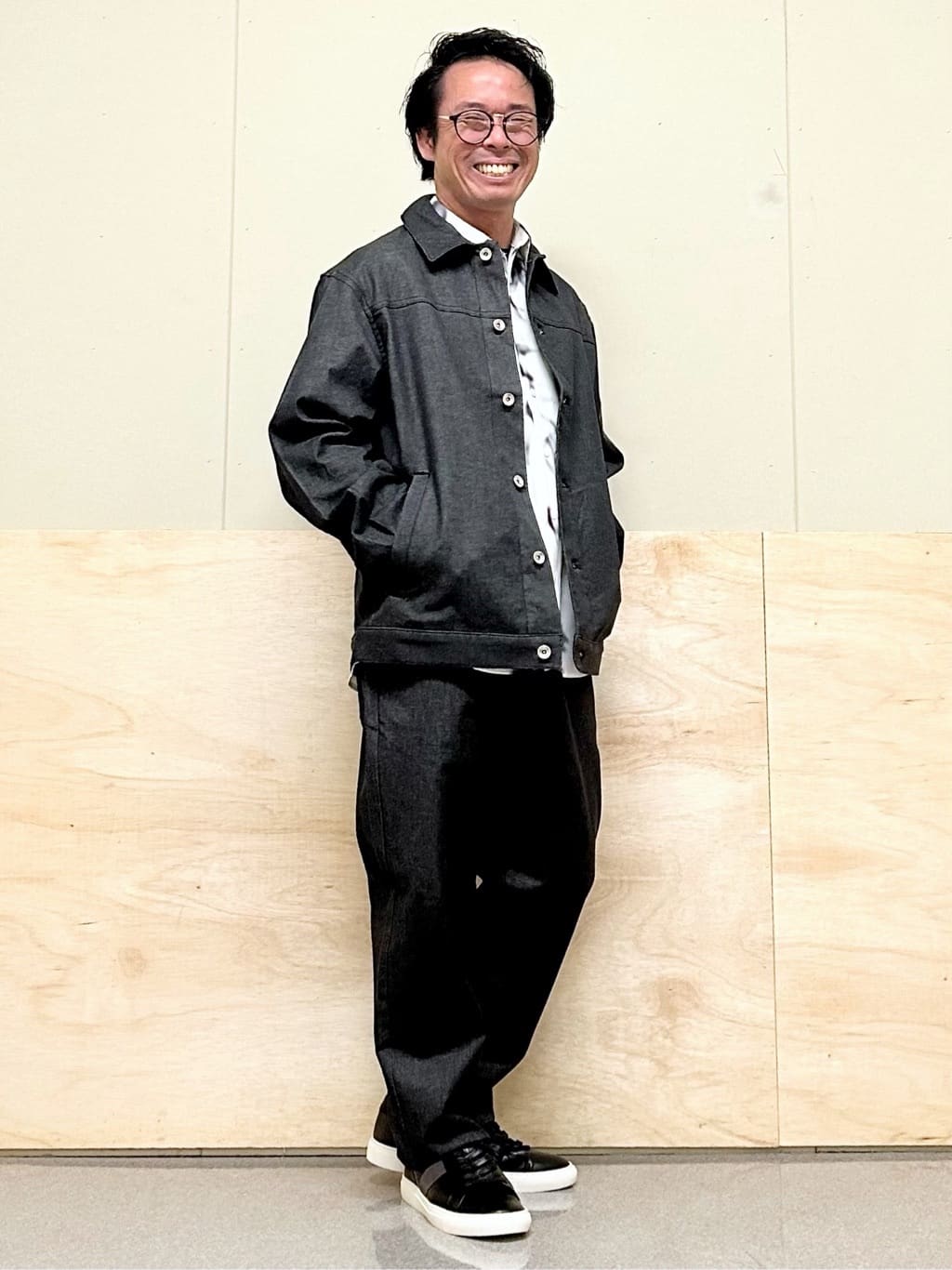 KENJI Iさんの「THE SHOP TK｜サフィアーノミニサコッシュ」を使ったコーディネート