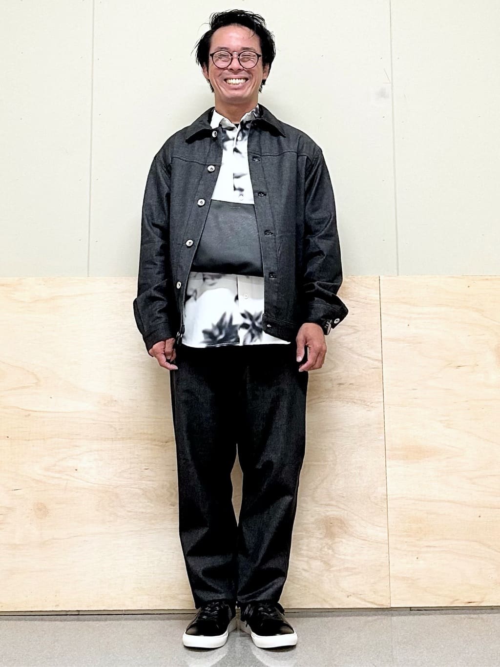 KENJI Iさんの「THE SHOP TK｜サフィアーノミニサコッシュ」を使ったコーディネート
