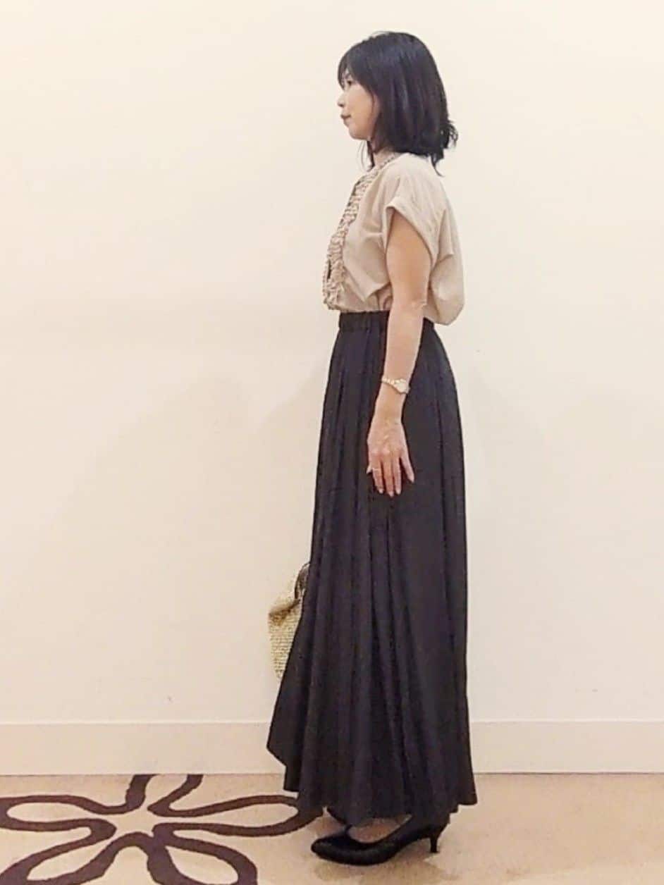 laverさんの「UNTITLED｜【手洗い／88cm正方形】エンブレムプリントスカーフ」を使ったコーディネート