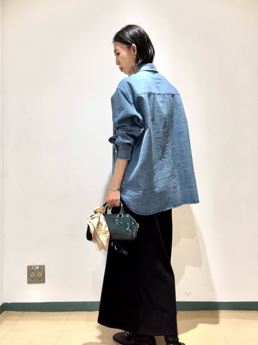 RISAさんの「UNTITLED｜【手洗い／58cm正方形】ベルトプリントスカーフ」を使ったコーディネート