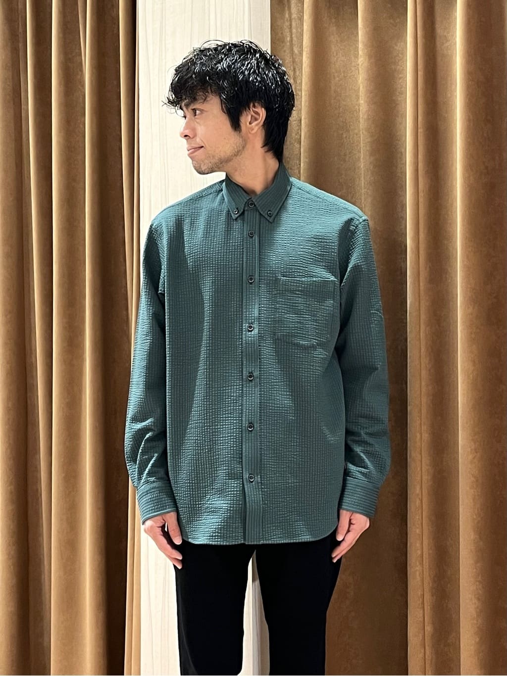 URAさんの「TAKEO KIKUCHI｜【抗菌防臭/シーズンレス】シアサッカー ジャージシャツ」を使ったコーディネート