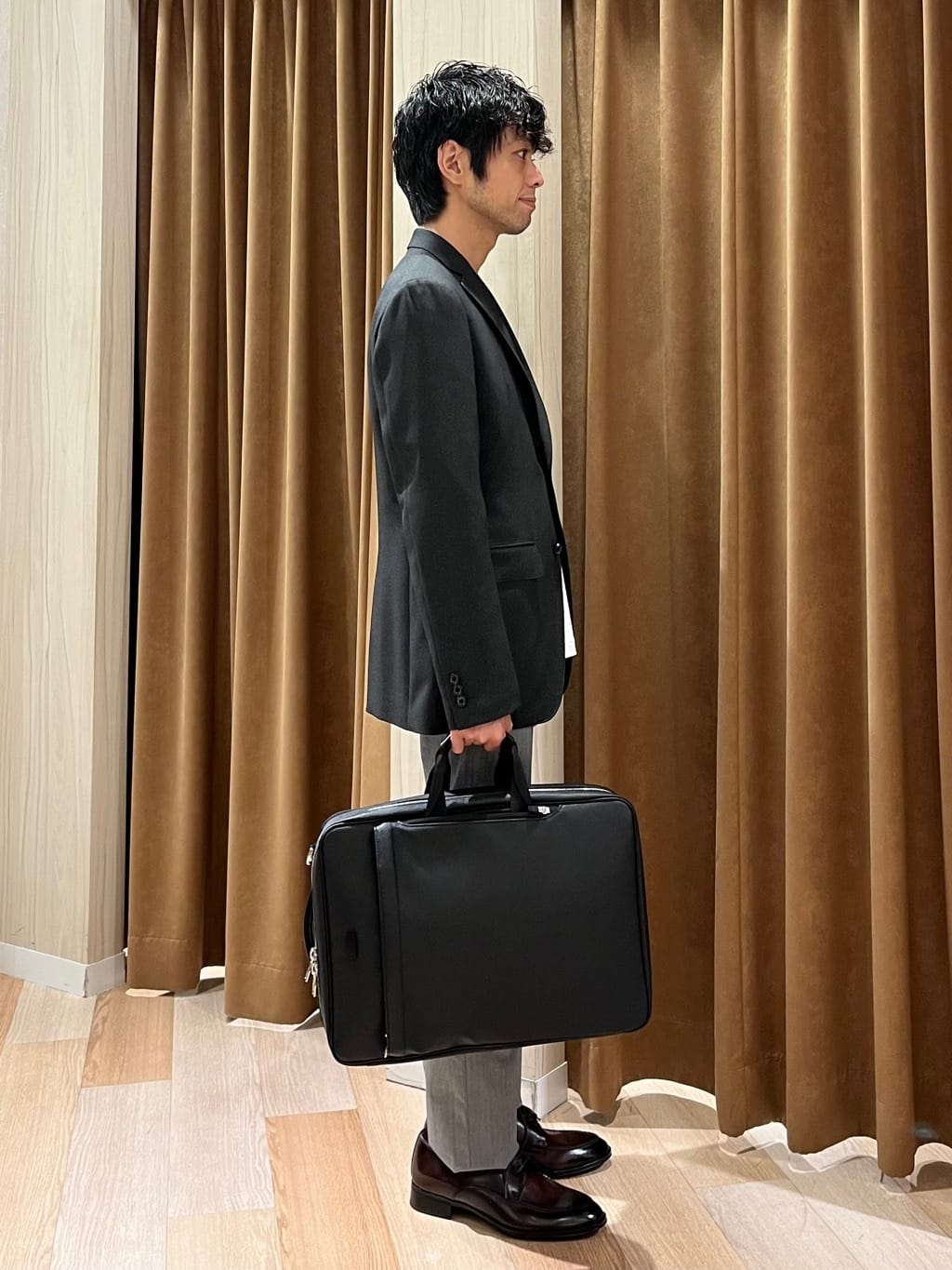 URAさんの「TAKEO KIKUCHI｜【全7サイズ&times;8色展開！】トップマルチヘリンボン パンツ」を使ったコーディネート