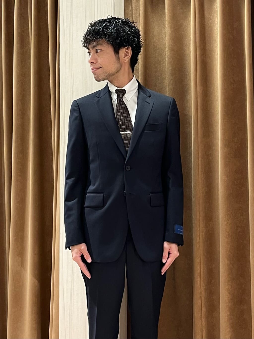 URAさんの「TAKEO KIKUCHI｜【冠婚葬祭】無地 サージスーツ/3ピース対応可」を使ったコーディネート