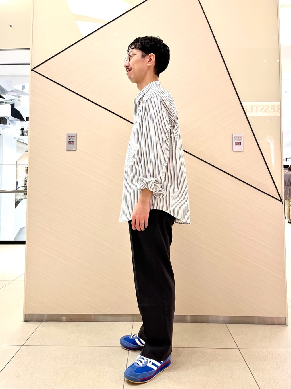 小山凌さんの「DRESSTERIOR｜◆THOMAS MASON ストライプシャツ」を使ったコーディネート