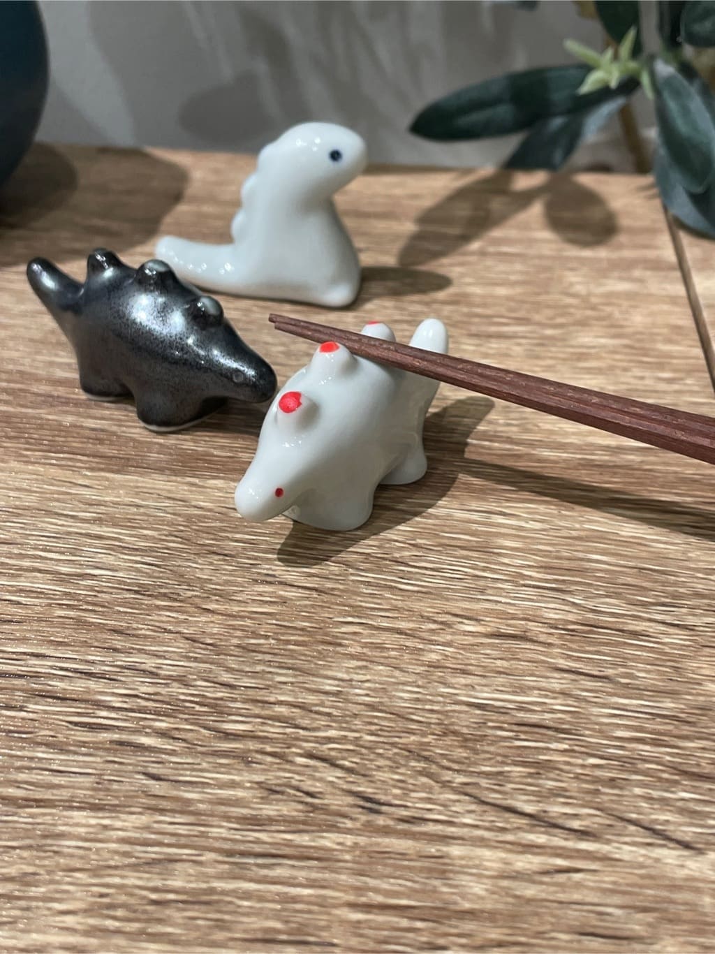まのちゃんさんの「212 KITCHEN STORE｜江戸っ子恐竜 白&times;青 ティラノザウルス 箸置」を使ったコーディネート