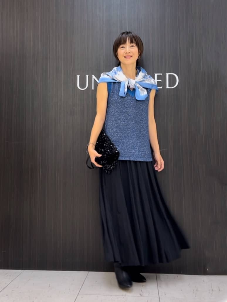 Mikiさんの「UNTITLED｜【手洗い／88cm正方形】エンブレムプリントスカーフ」を使ったコーディネート