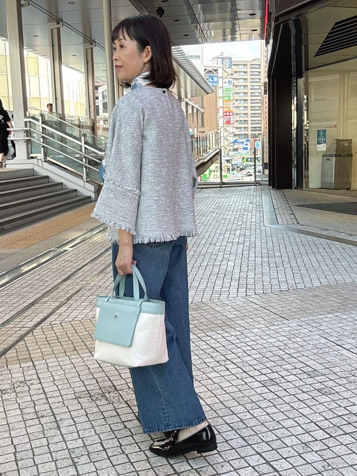 makiさんの「UNTITLED｜【手洗い／88cm正方形】エンブレムプリントスカーフ」を使ったコーディネート