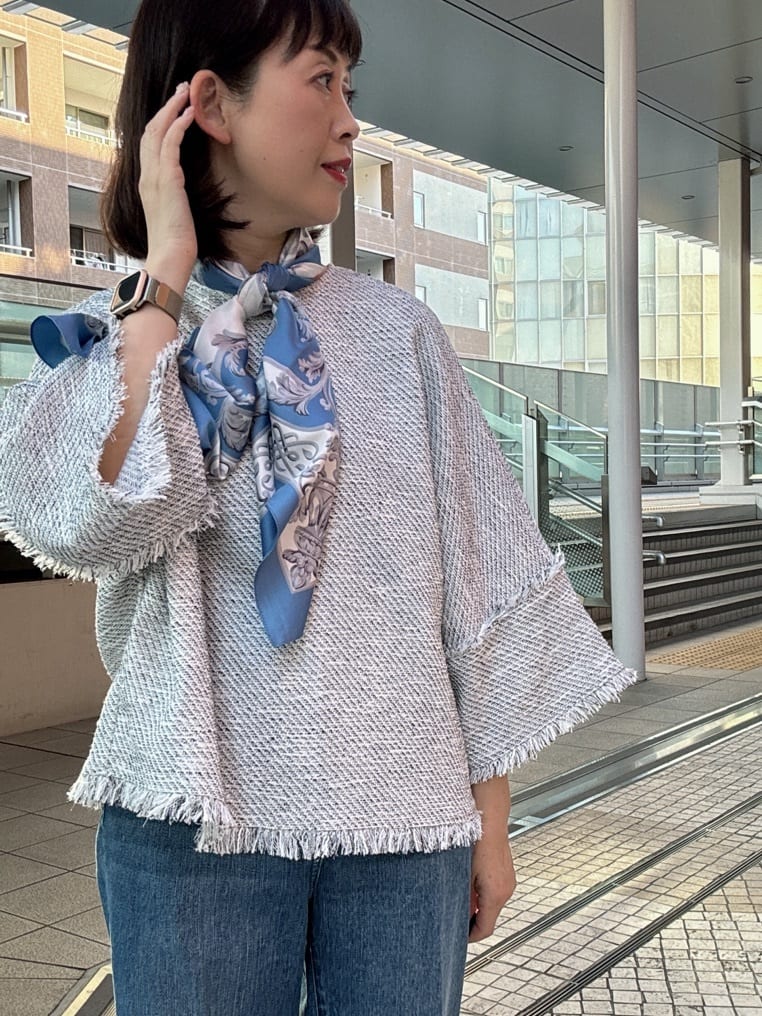 makiさんの「UNTITLED｜【手洗い／88cm正方形】エンブレムプリントスカーフ」を使ったコーディネート