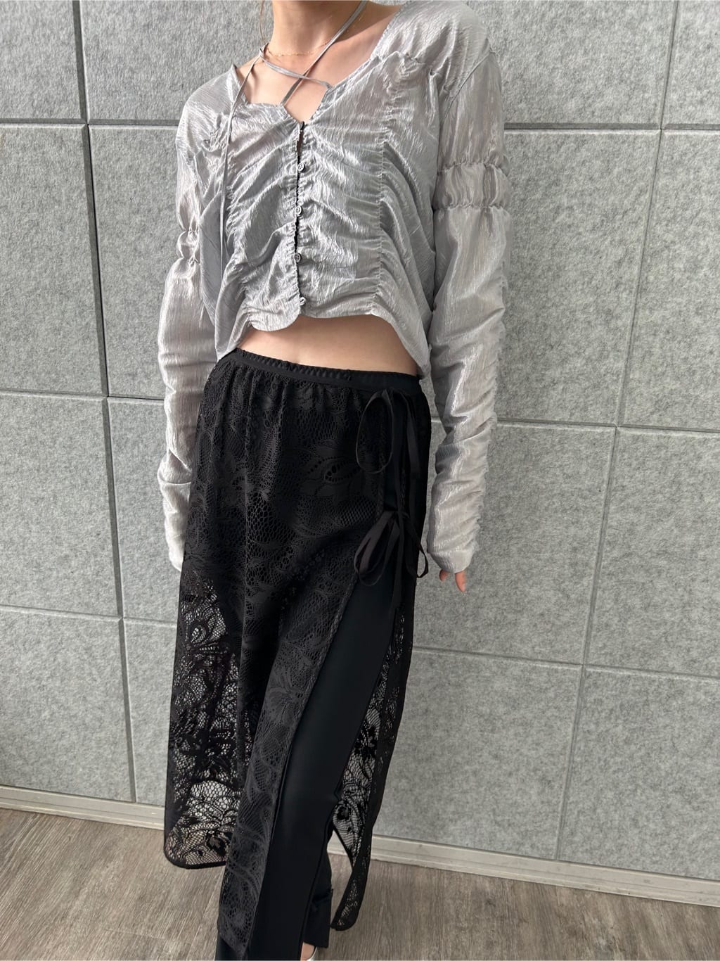 erikaさんの「CODE A｜gathered shiny blouse」を使ったコーディネート