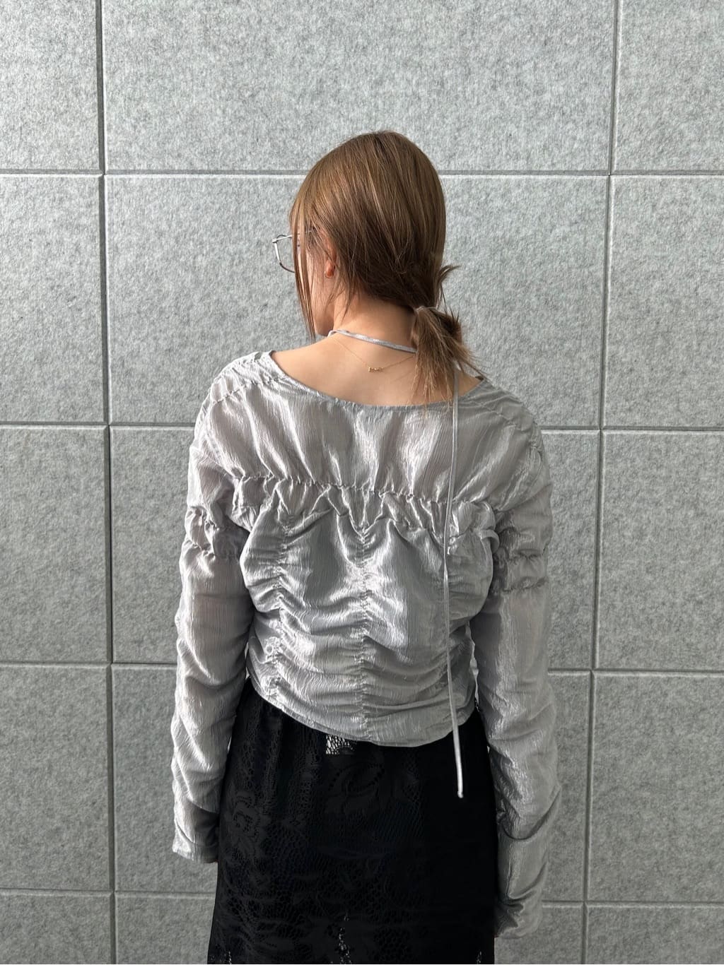 erikaさんの「CODE A｜gathered shiny blouse」を使ったコーディネート