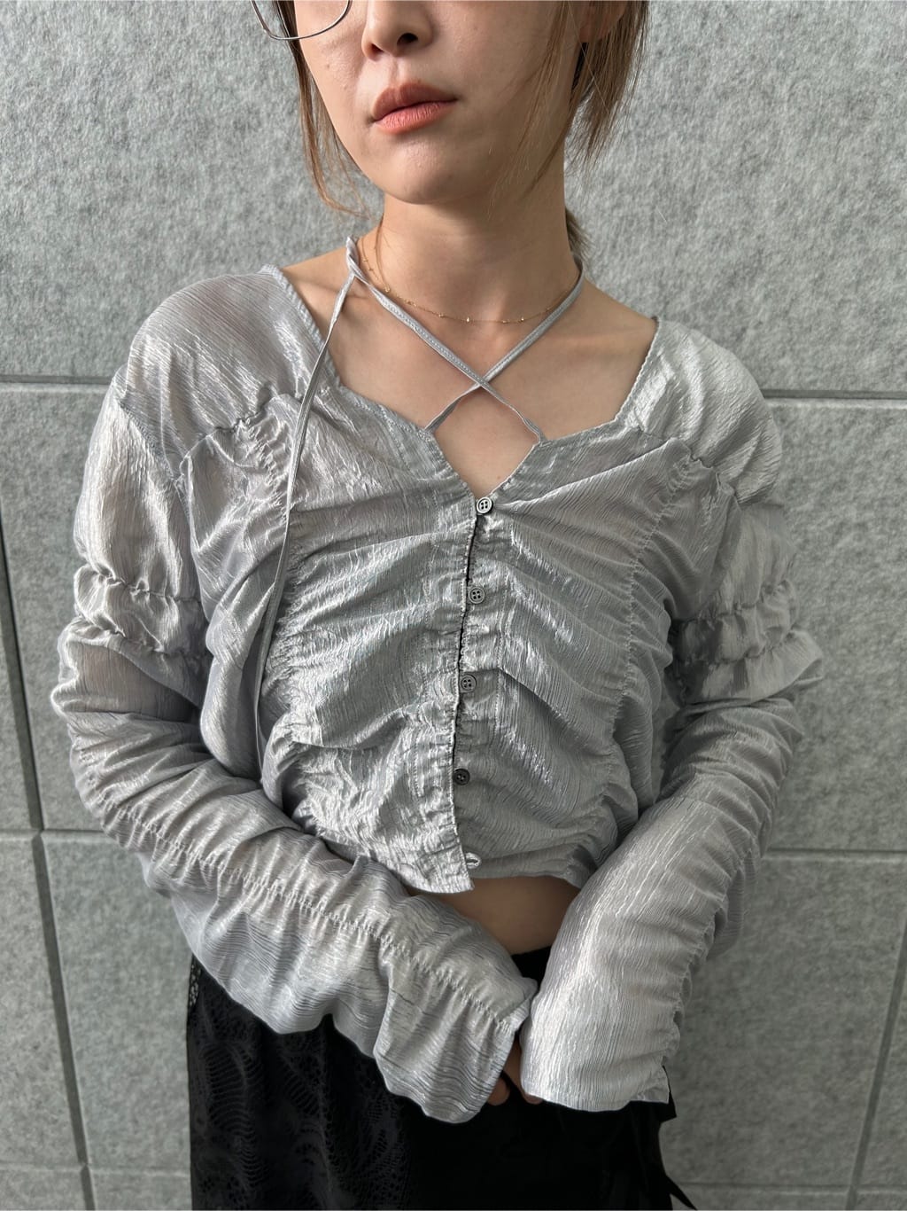 erikaさんの「CODE A｜gathered shiny blouse」を使ったコーディネート
