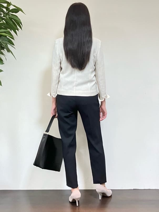 カレンさんの「UNTITLED｜【洗える通勤スーツ】レジェールギャバ ストレッチテーパードパンツ」を使ったコーディネート