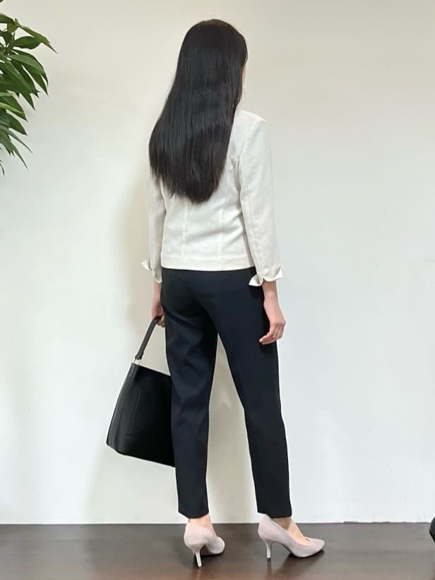 カレンさんの「UNTITLED｜【洗える通勤スーツ】レジェールギャバ ストレッチテーパードパンツ」を使ったコーディネート