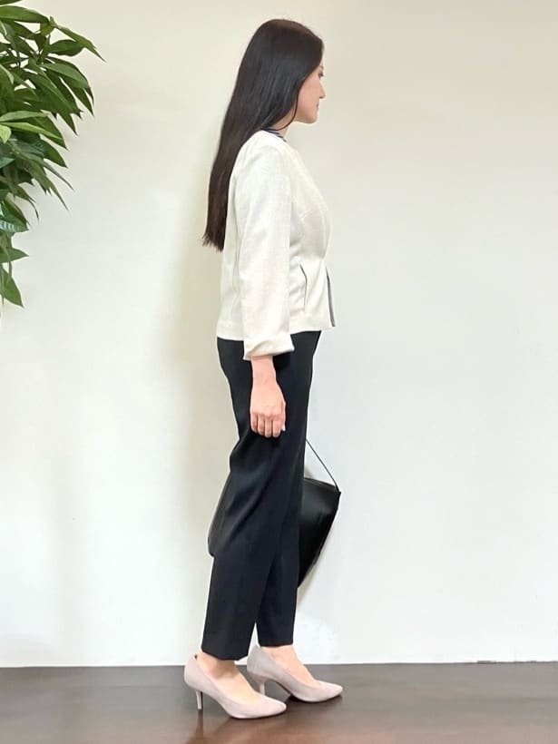 カレンさんの「UNTITLED｜【洗える通勤スーツ】レジェールギャバ ストレッチテーパードパンツ」を使ったコーディネート