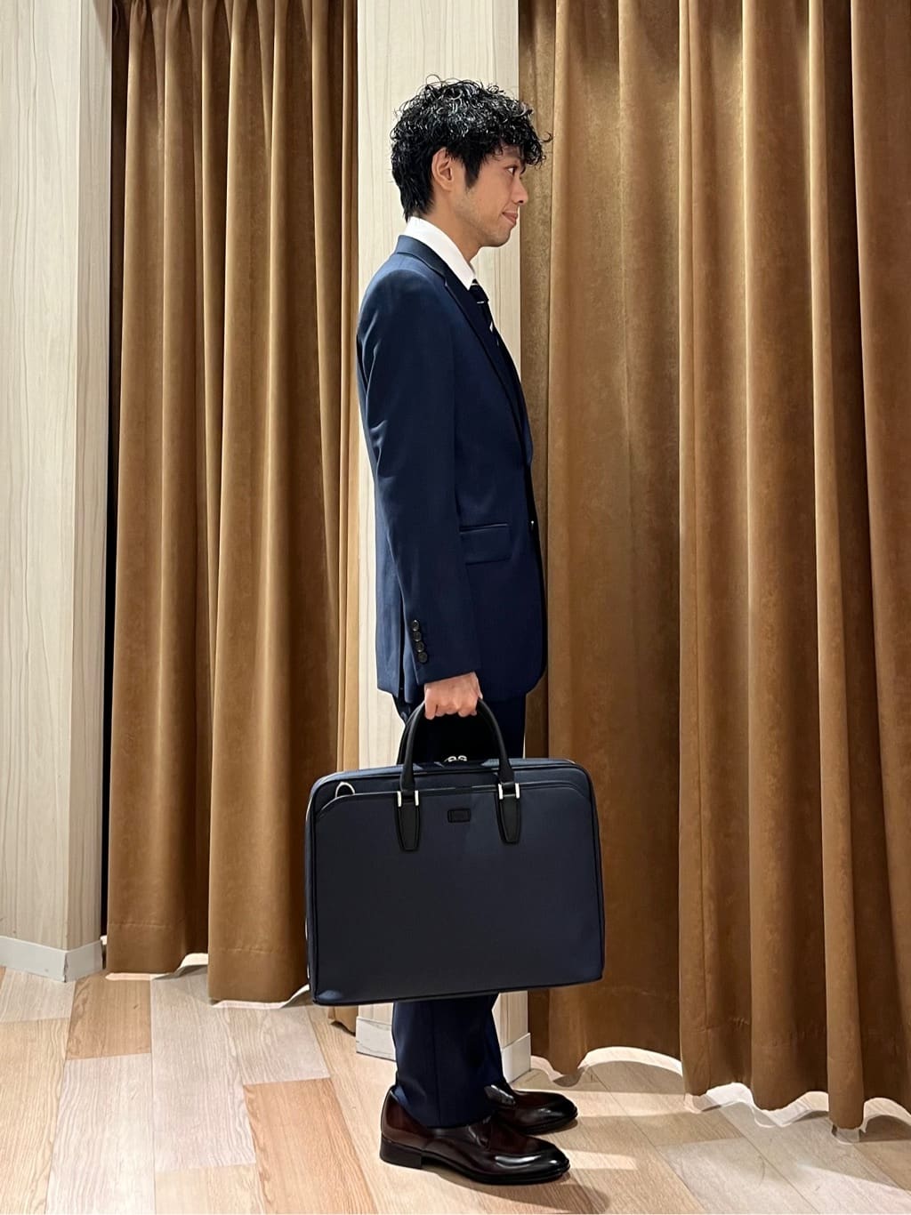 URAさんの「TAKEO KIKUCHI｜【Three by Three】シャイニーシャークピンヘッド スーツ/3ピース対応可」を使ったコーディネート