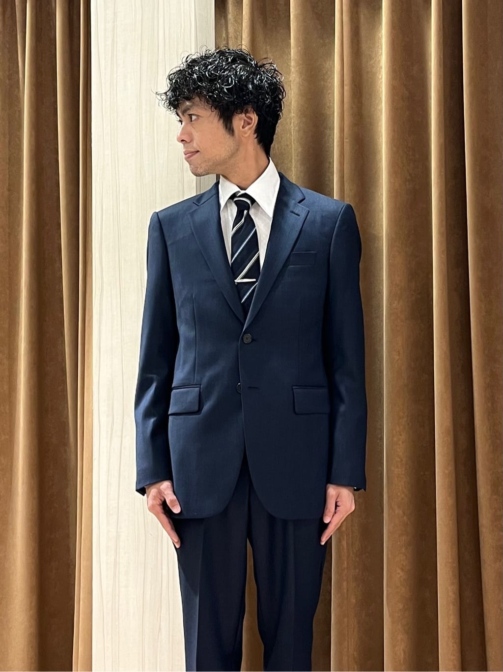 URAさんの「TAKEO KIKUCHI｜【Three by Three】シャイニーシャークピンヘッド スーツ/3ピース対応可」を使ったコーディネート