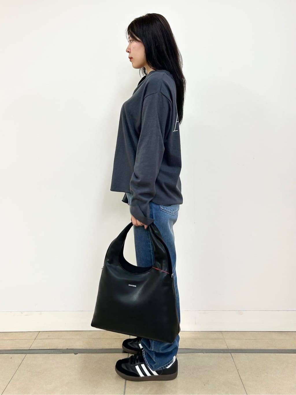 とりみさんの「DRESSTERIOR｜【ウォッシャブル】テーパードコンフォートデニム」を使ったコーディネート