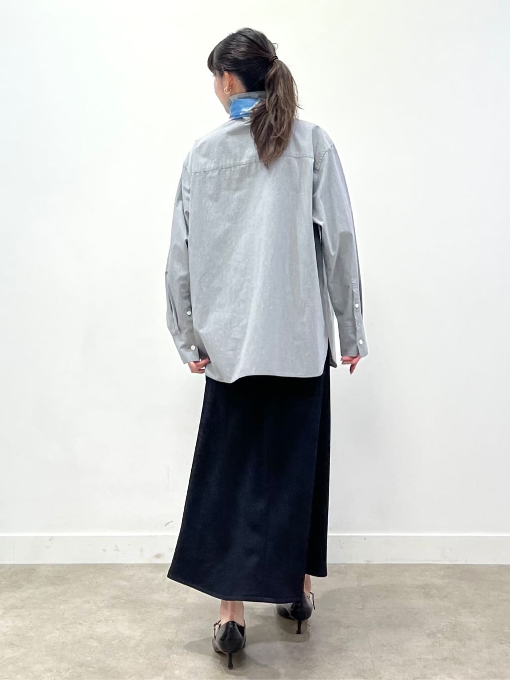 kaaiさんの「UNTITLED｜【手洗い／88cm正方形】エンブレムプリントスカーフ」を使ったコーディネート