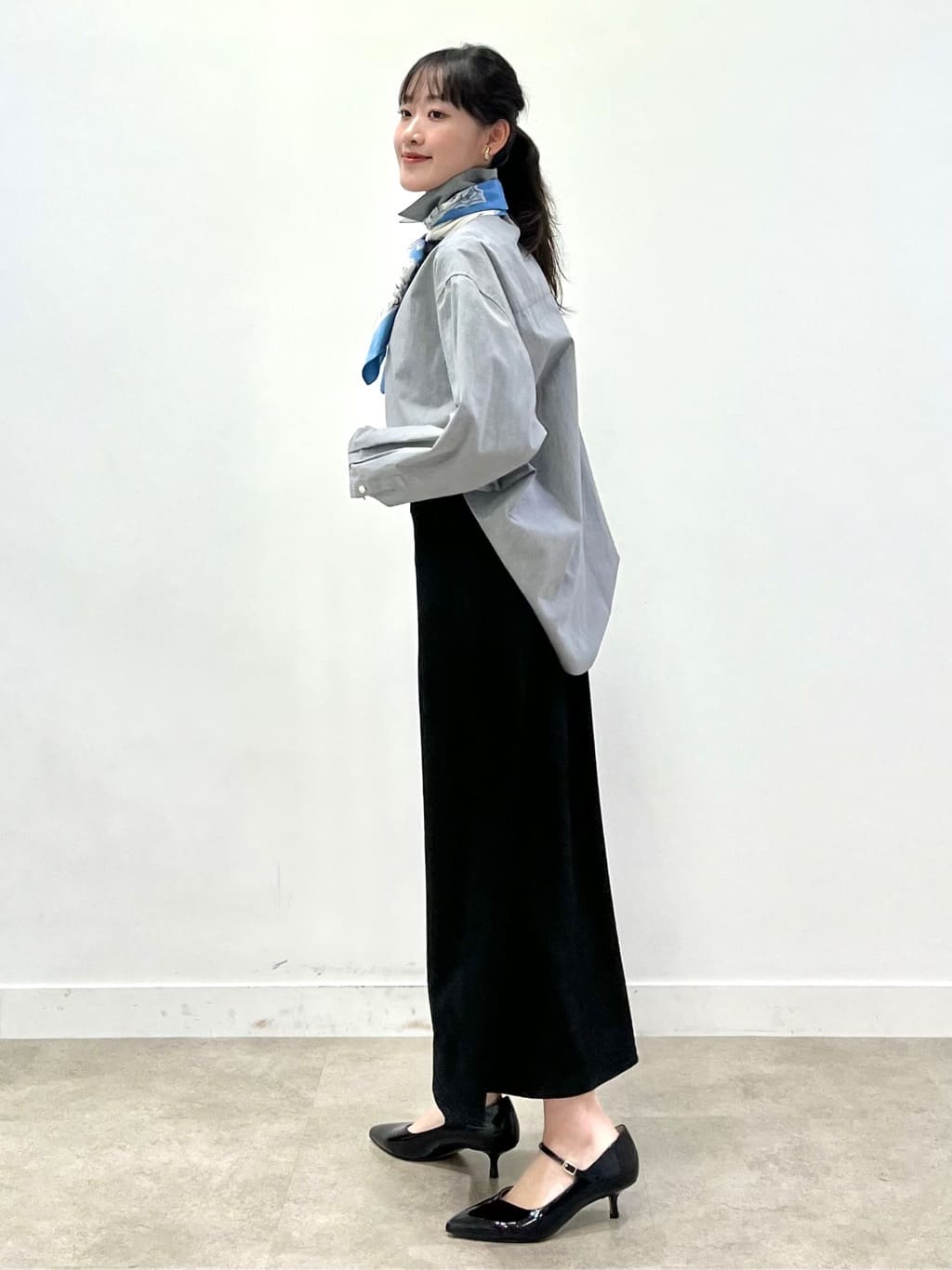 kaaiさんの「UNTITLED｜【手洗い／88cm正方形】エンブレムプリントスカーフ」を使ったコーディネート