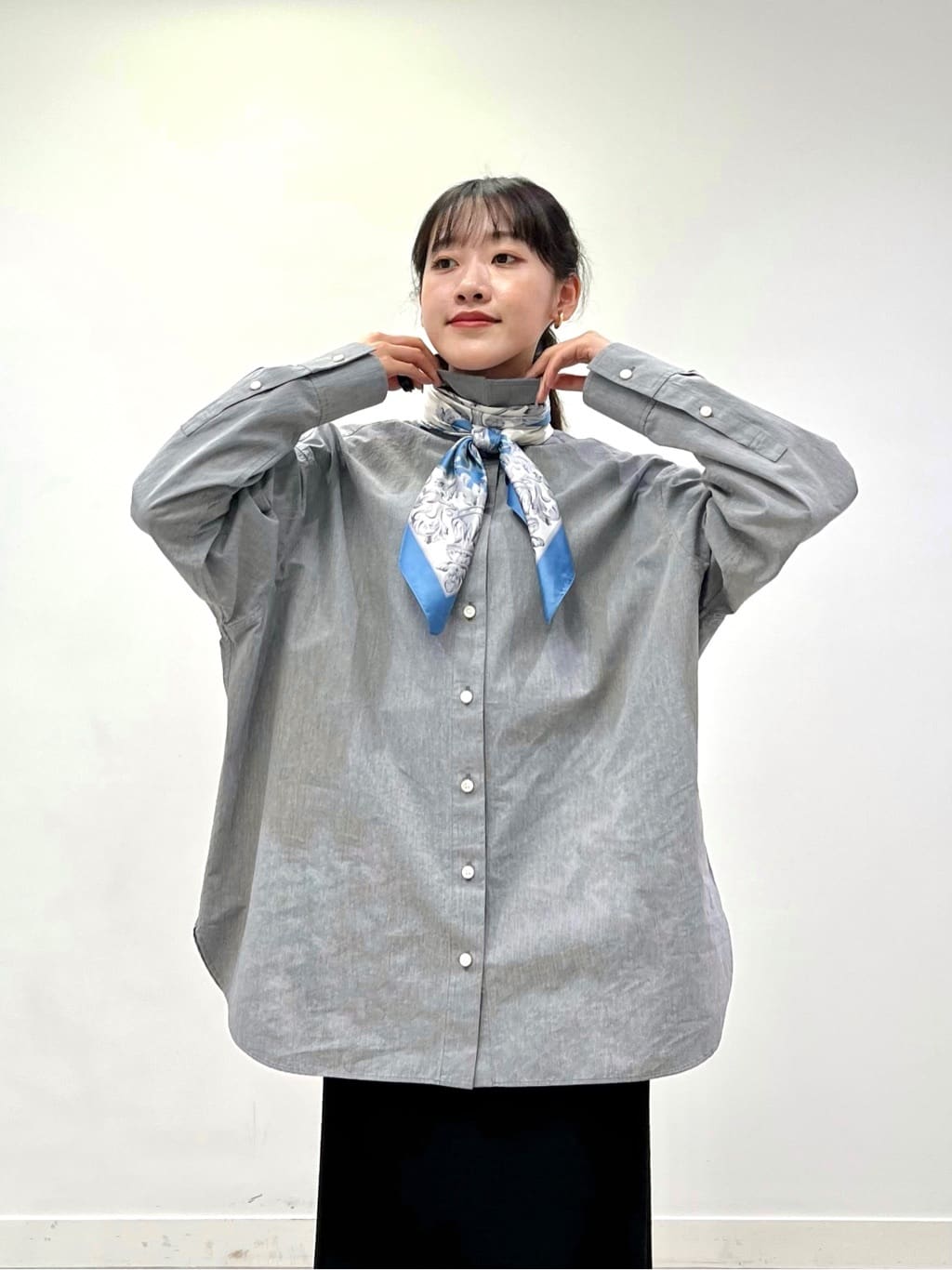 kaaiさんの「UNTITLED｜【手洗い／88cm正方形】エンブレムプリントスカーフ」を使ったコーディネート