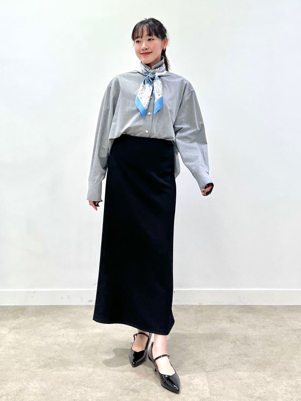 kaaiさんの「UNTITLED｜【手洗い／88cm正方形】エンブレムプリントスカーフ」を使ったコーディネート