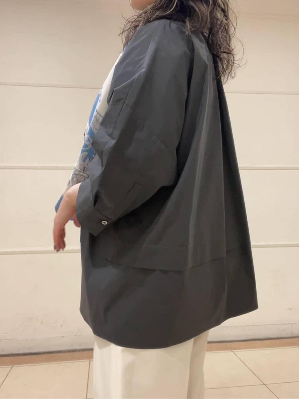 watanabeさんの「UNTITLED｜【手洗い／88cm正方形】エンブレムプリントスカーフ」を使ったコーディネート