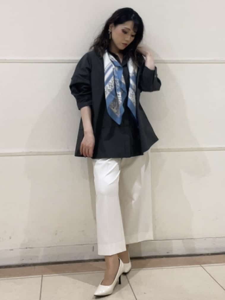 watanabeさんの「UNTITLED｜【手洗い／88cm正方形】エンブレムプリントスカーフ」を使ったコーディネート