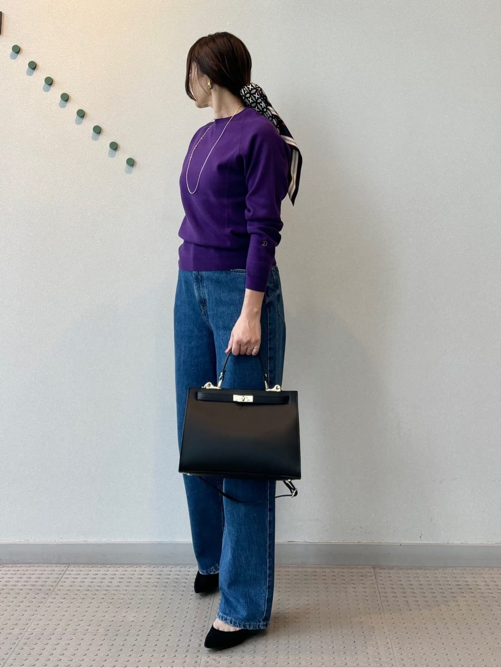 yoshikadoさんの「DRESSTERIOR｜オーバーラップサークルシルクスカーフ」を使ったコーディネート