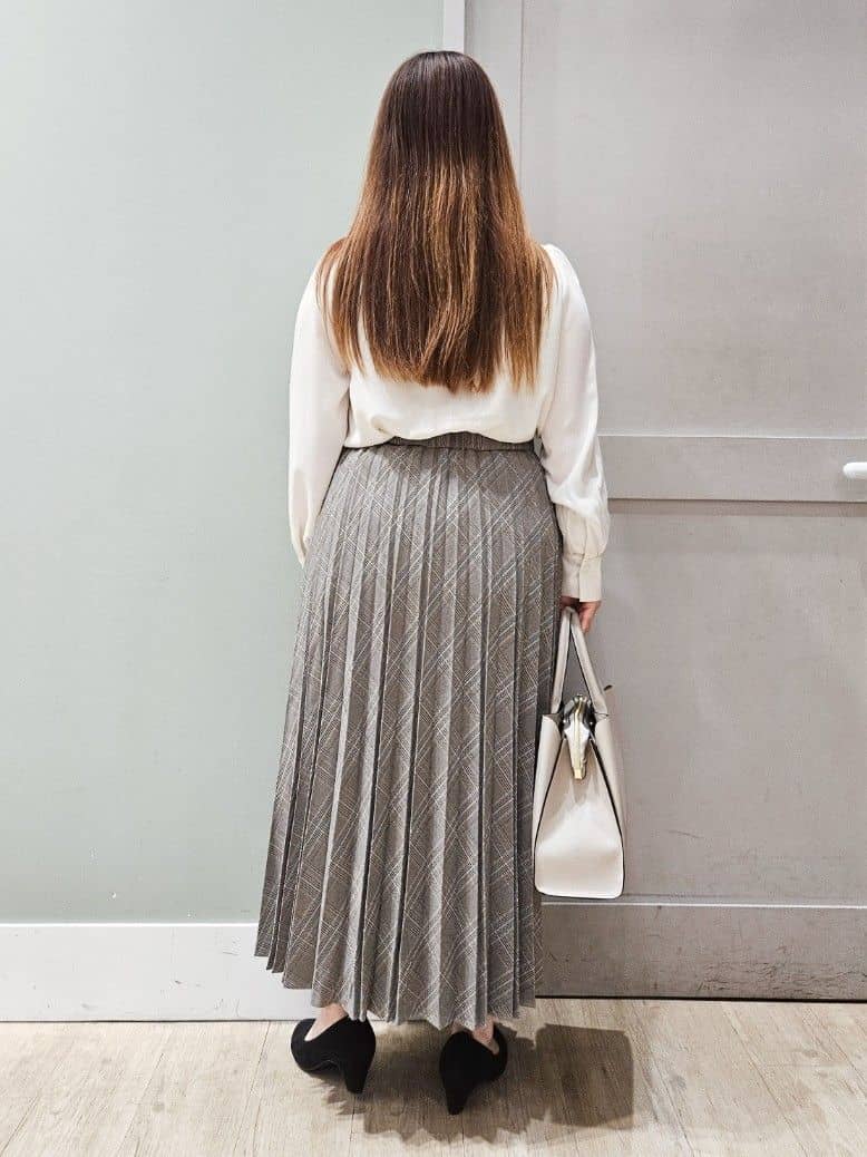 maiさんの「grove｜【ふわっと心地よい足入れ】やわここち(R)Vカットパンプス」を使ったコーディネート