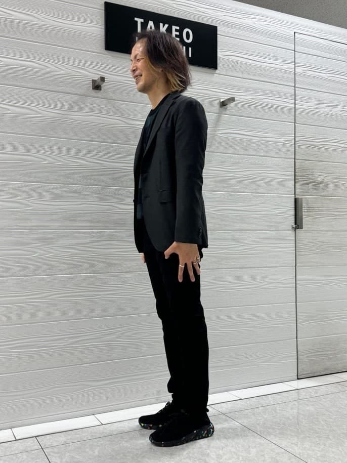 井出恭輔さんの「TAKEO KIKUCHI｜【Sサイズ～】ストレッチ デニム パンツ」を使ったコーディネート