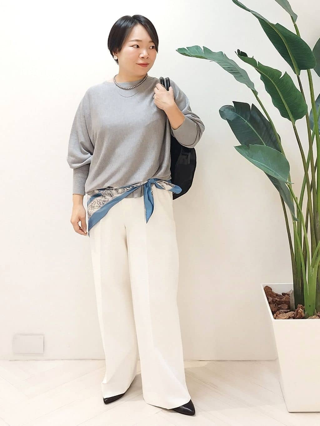 s u g iさんの「UNTITLED｜【手洗い／88cm正方形】エンブレムプリントスカーフ」を使ったコーディネート
