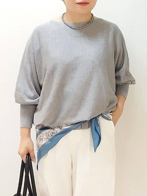 s u g iさんの「UNTITLED｜【手洗い／88cm正方形】エンブレムプリントスカーフ」を使ったコーディネート
