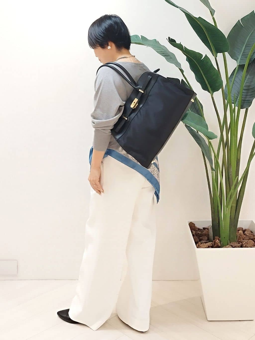 s u g iさんの「UNTITLED｜【手洗い／88cm正方形】エンブレムプリントスカーフ」を使ったコーディネート