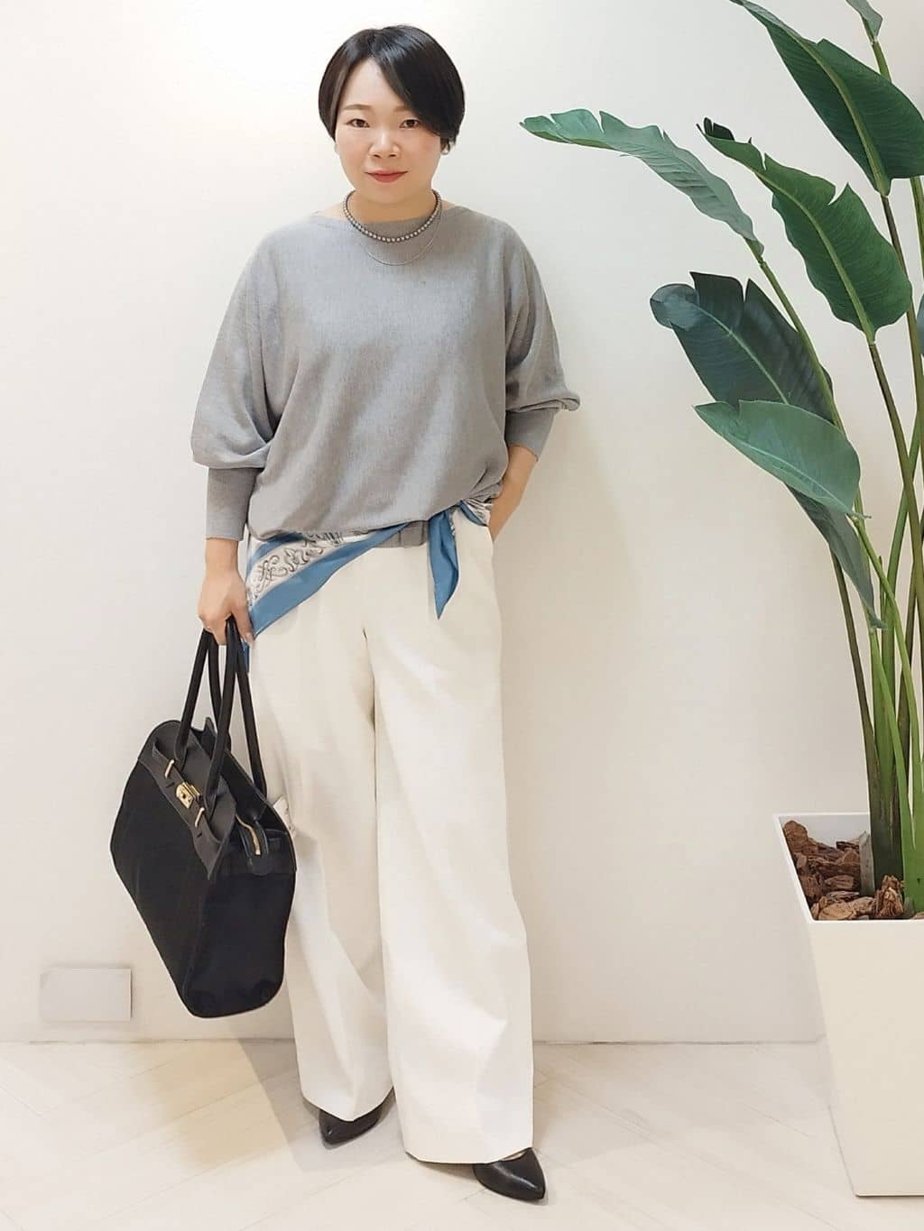 s u g iさんの「UNTITLED｜【手洗い／88cm正方形】エンブレムプリントスカーフ」を使ったコーディネート