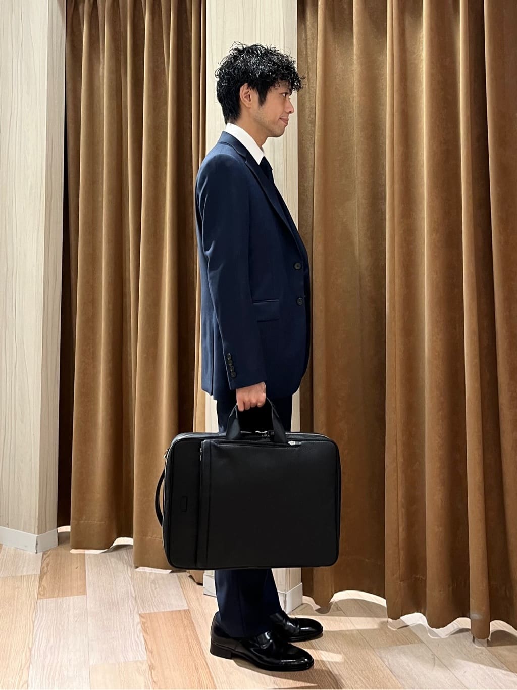 URAさんの「TAKEO KIKUCHI｜【Three by Three】シャイニーシャークピンヘッド スーツ/3ピース対応可」を使ったコーディネート