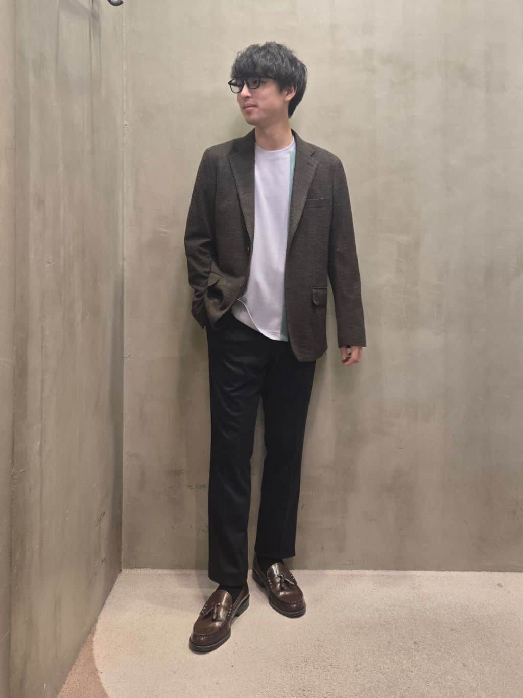 白木駆さんの「TAKEO KIKUCHI｜【ONOFF対応】TRダブルニット ストレッチパンツ」を使ったコーディネート