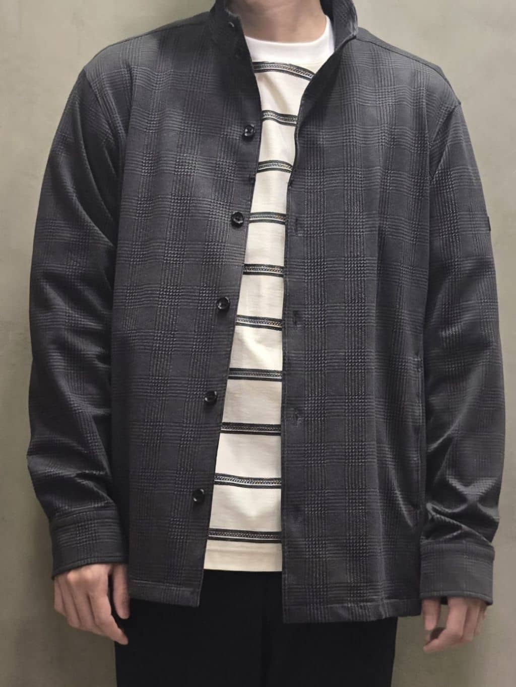 白木駆さんの「TAKEO KIKUCHI｜【ONOFF対応】TRダブルニット ストレッチパンツ」を使ったコーディネート