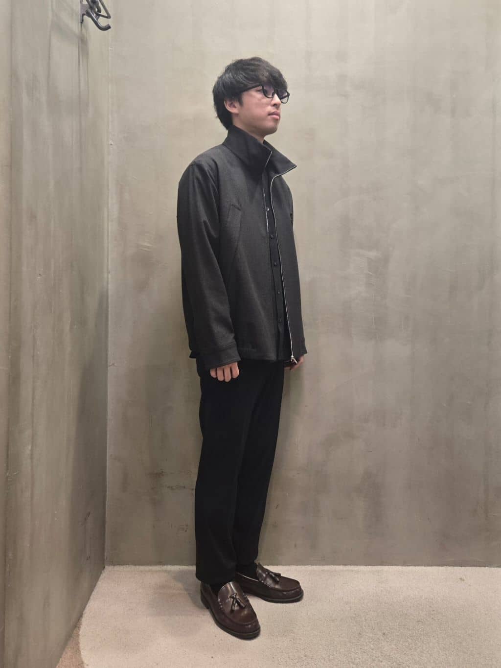 白木駆さんの「TAKEO KIKUCHI｜【ONOFF対応】TRダブルニット ストレッチパンツ」を使ったコーディネート