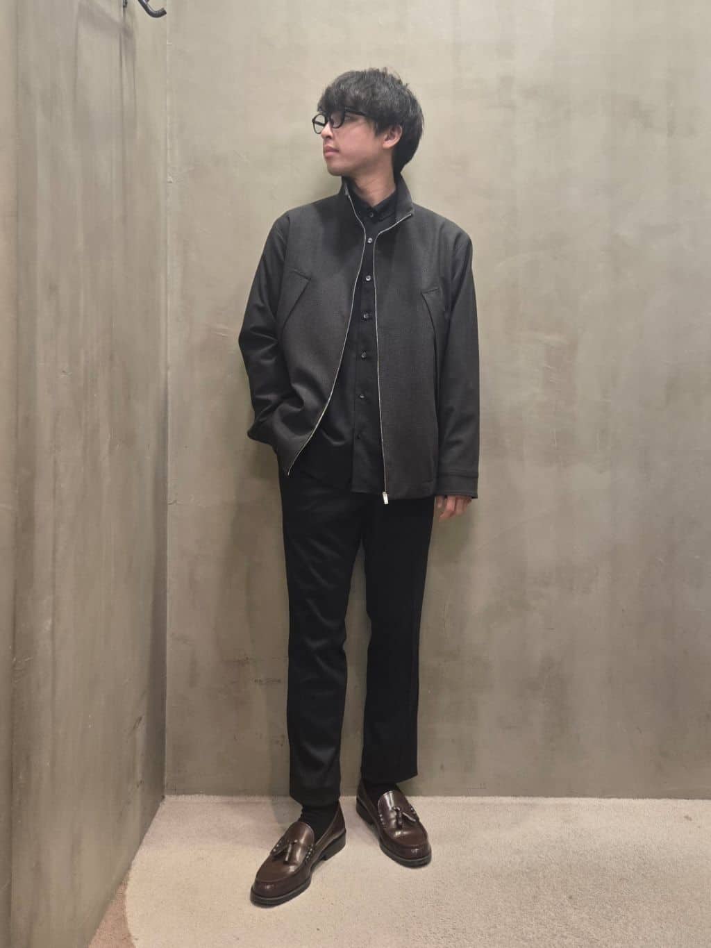 白木駆さんの「TAKEO KIKUCHI｜【ONOFF対応】TRダブルニット ストレッチパンツ」を使ったコーディネート