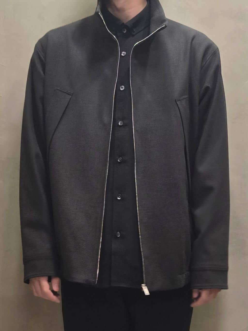 白木駆さんの「TAKEO KIKUCHI｜【ONOFF対応】TRダブルニット ストレッチパンツ」を使ったコーディネート