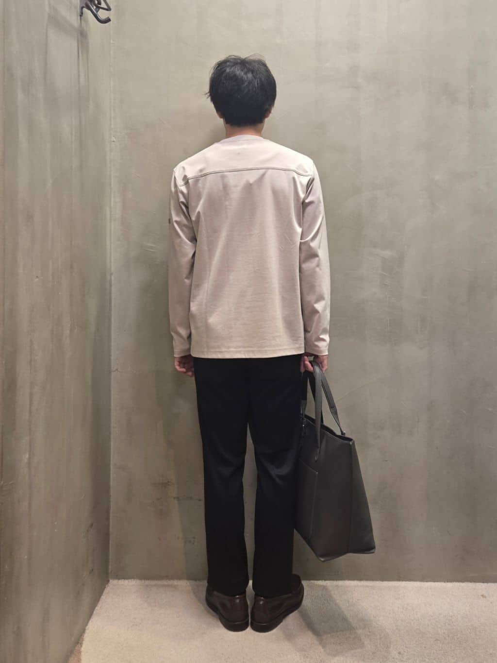 白木駆さんの「TAKEO KIKUCHI｜【ONOFF対応】TRダブルニット ストレッチパンツ」を使ったコーディネート