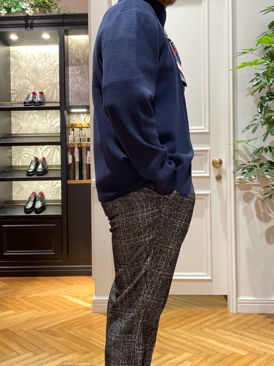 鶴田大士さんの「DRESSTERIOR｜オーバーラップサークルシルクスカーフ」を使ったコーディネート