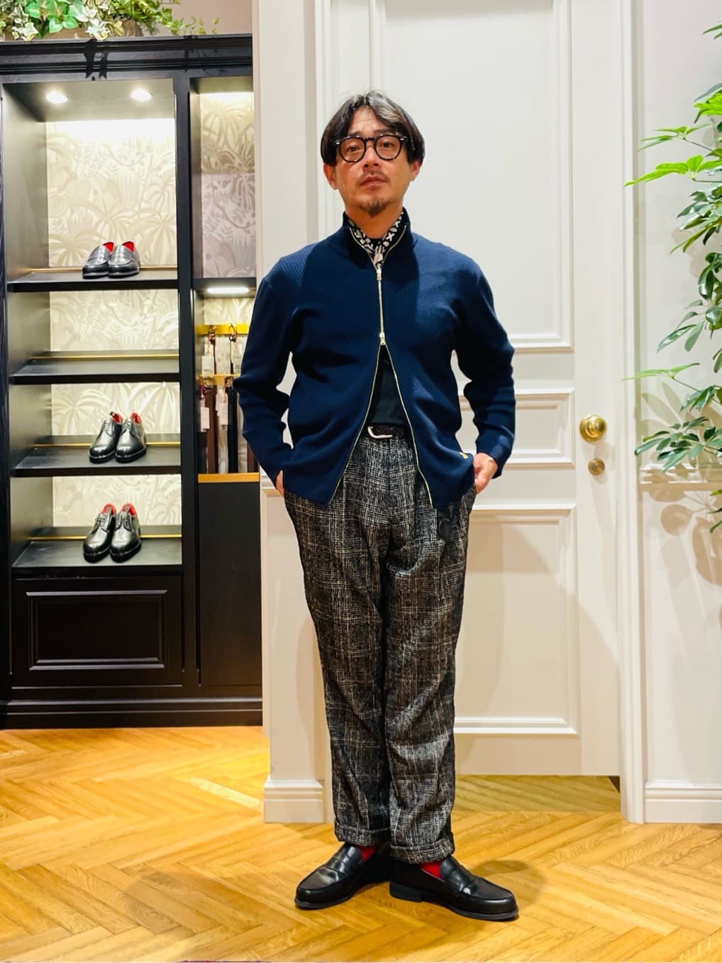 鶴田大士さんの「DRESSTERIOR｜オーバーラップサークルシルクスカーフ」を使ったコーディネート