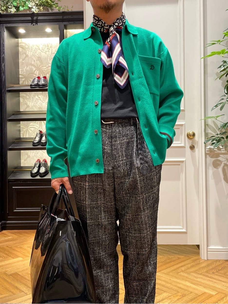 鶴田大士さんの「DRESSTERIOR｜オーバーラップサークルシルクスカーフ」を使ったコーディネート